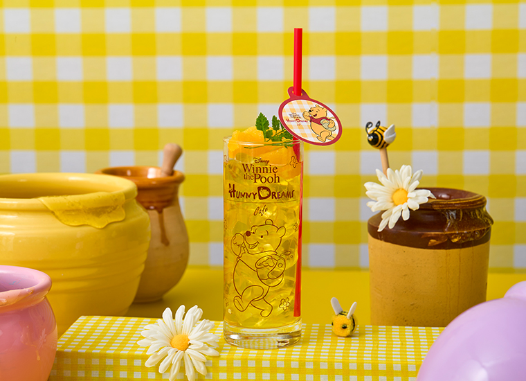 オレンジ入りレモネード（990円）　(C)Disney. Based on the "Winnie the Pooh" works by A.A. Milne and E.H. Shepard.