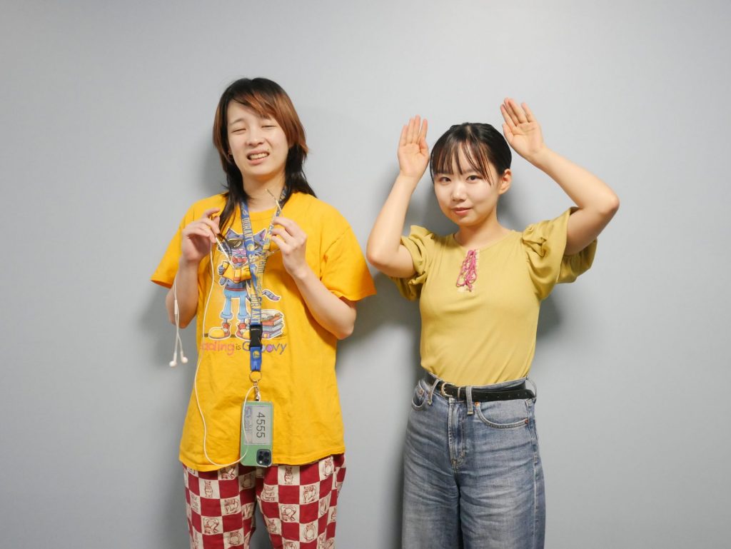 はるかぜに告ぐのとんず（左）、花妃（右）