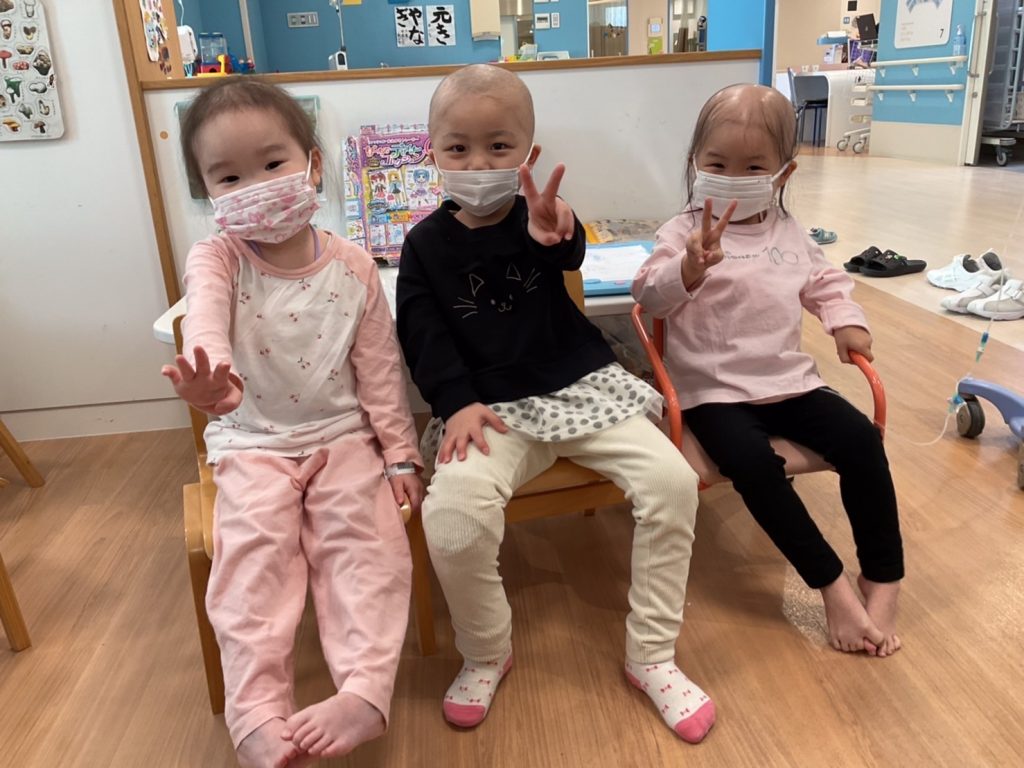 入院中の結依ちゃんとまなちゃん・かおりちゃん　（画像提供：認定NPO法人ジャパンハート）