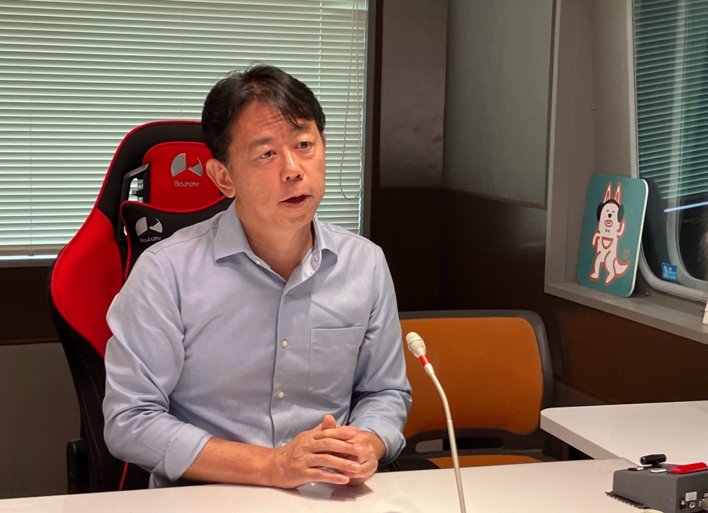 宝塚市長に就任して5か月の思いや市の魅力などについて語る森臨太郎市長（ラジオ関西スタジオにて）