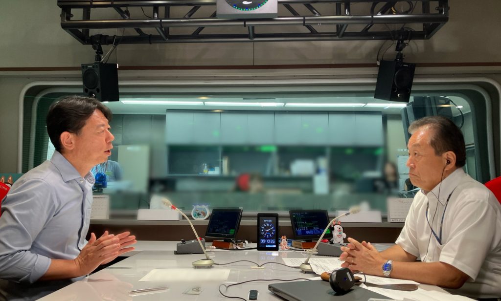 「新しい福祉の考え方やインフラ整備のあり方を、これからの時代に合わせた形に作り直していきたい」と、市政について語る　宝塚市・森市長＝左（ラジオ関西スタジオにて）