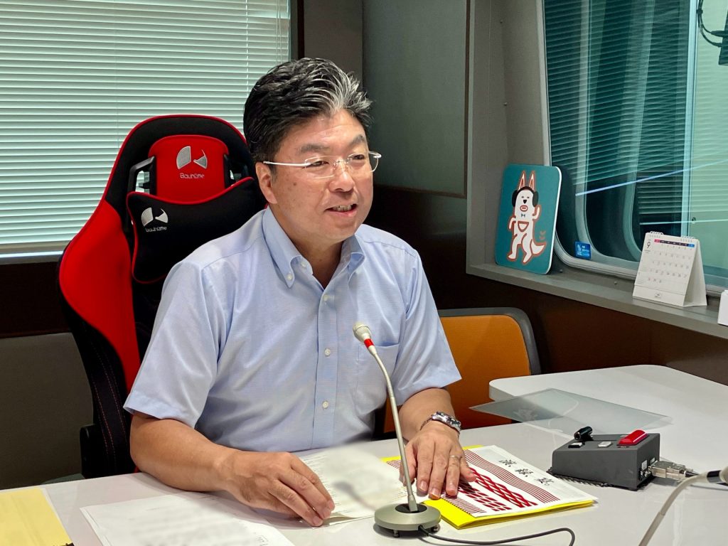 豊岡市の市政や魅力について語る、門間雄司豊岡市長（ラジオ関西スタジオにて）