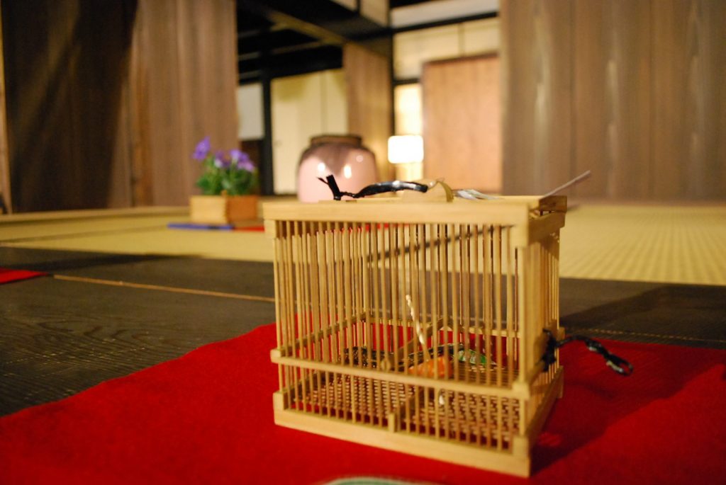 江戸時代から残る酒蔵でも虫かごを置いて、当時の「虫聴き」を再現（画像提供：伊丹市）