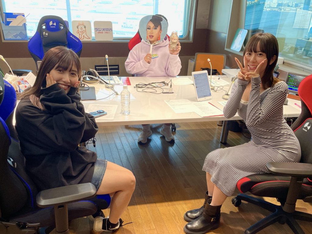 佐藤優樹（写真左）とサマンサ・アナンサ（写真中央）、阪田マリン（写真右）