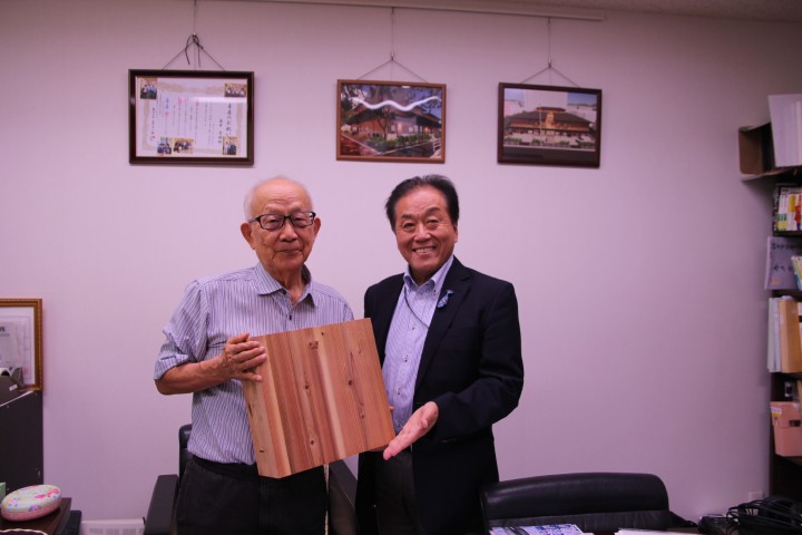 社会福祉法人神戸千ヶ峰会、理事長の春井秀雄さん（写真左）とラジオ関西パーソナリティの三上公也氏