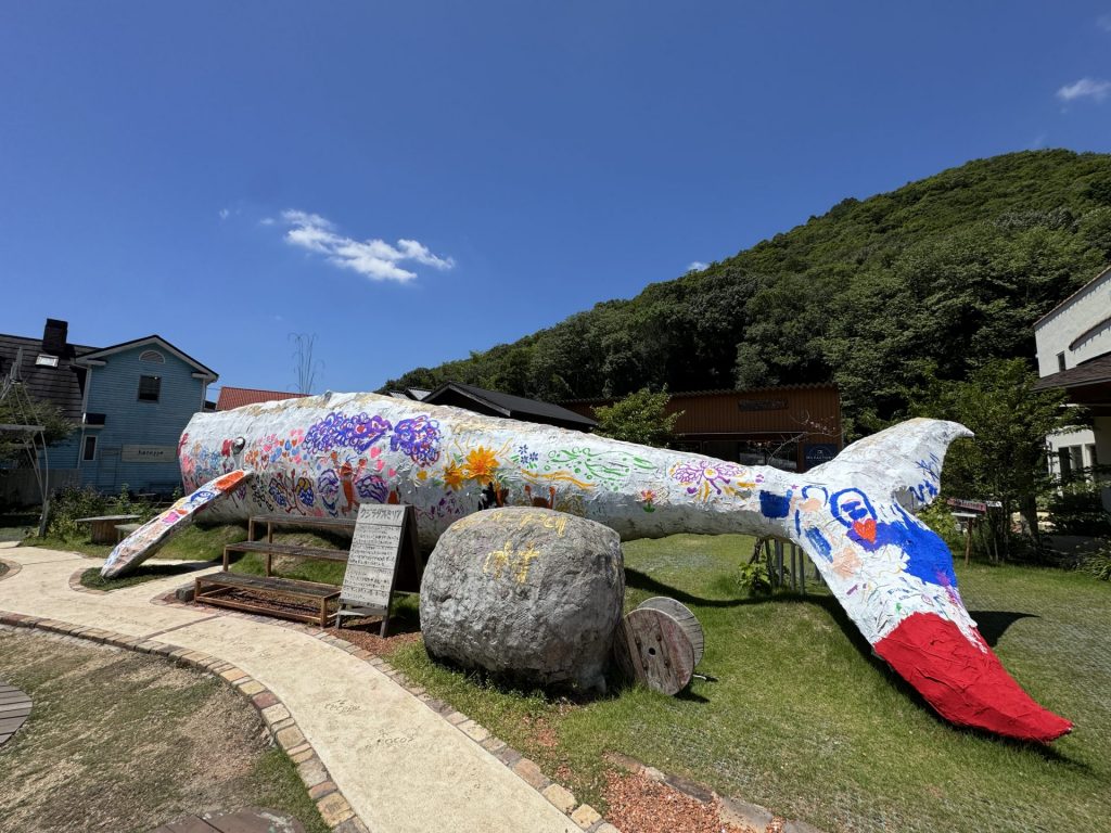 約13mあるという、村のシンボル　クジラダファミリア　提供：株式会社ZAPPA