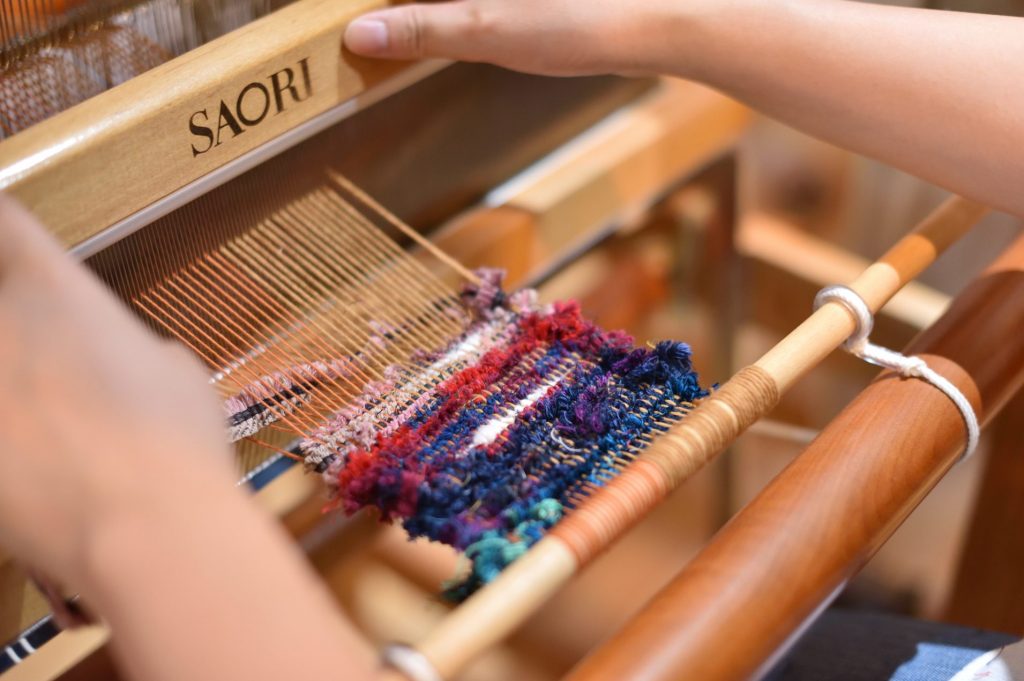 播州手織り体験の様子　提供：株式会社ZAPPA