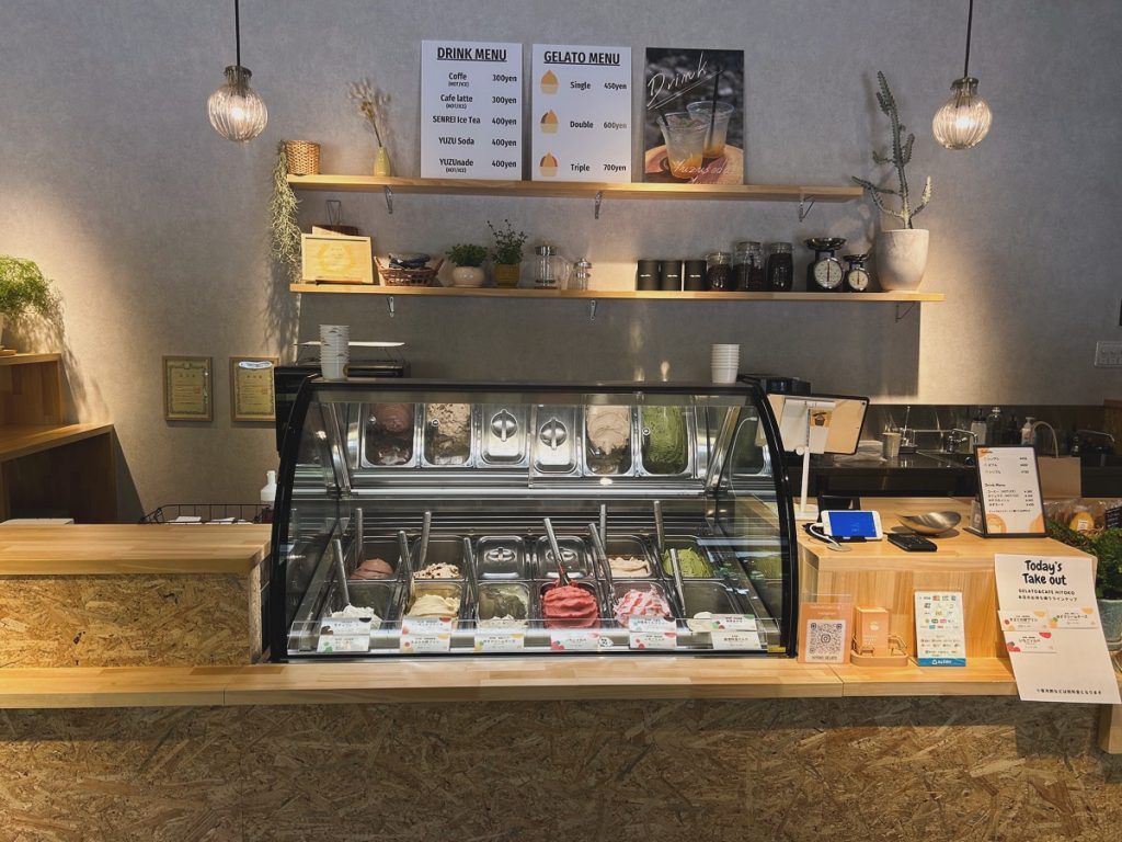 数々のジェラートが並ぶショーケース　（提供：株式会社ひよこカンパニー）
