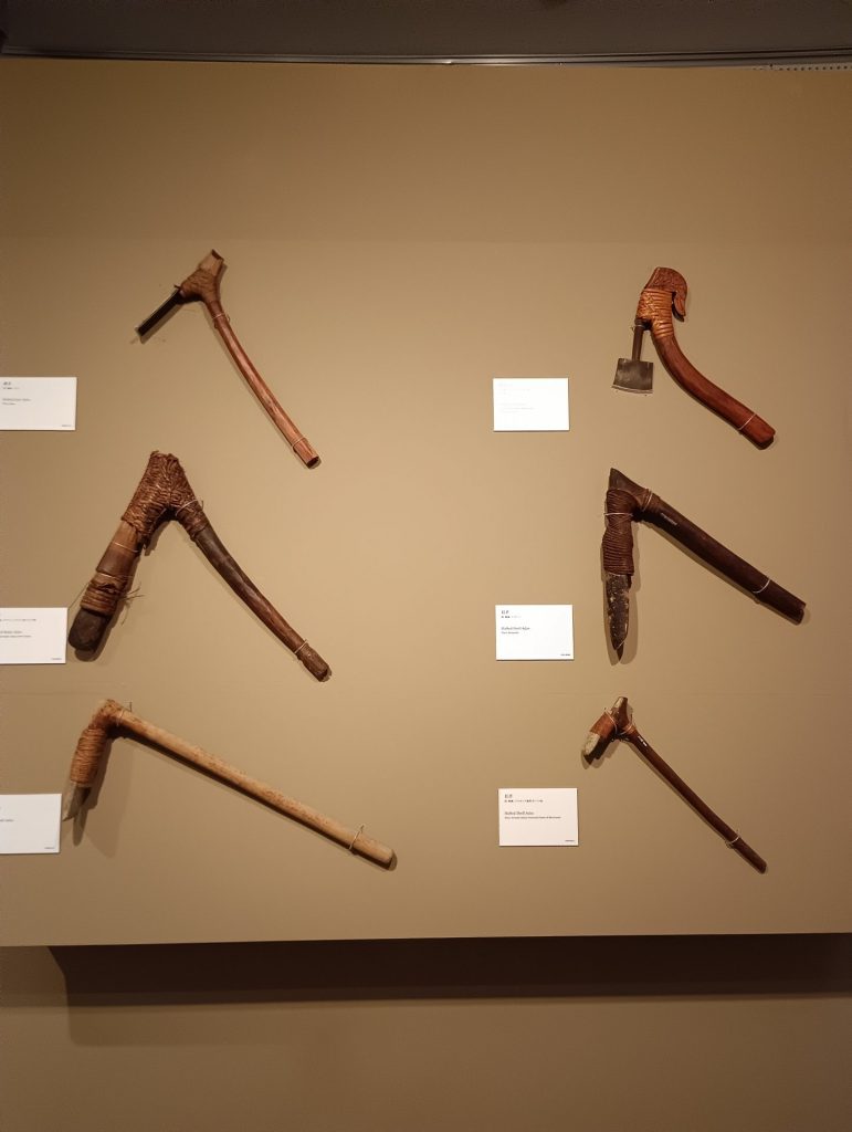 展示風景　船の建造に使われる斧