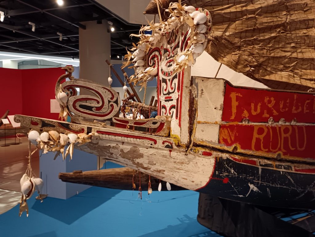 クラカヌーの先端　貝などで装飾されている