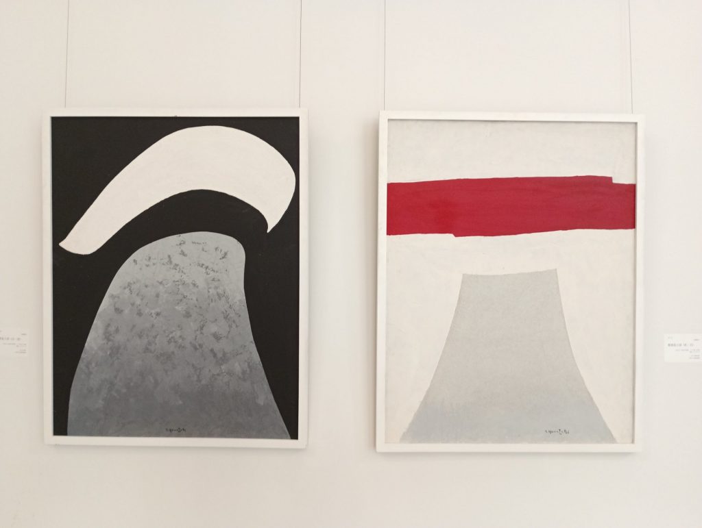 山崎隆夫 左:「行書富士図(白・黒)」 右:「楷書富士図(紅・白)」 いずれも1976年(1984年加筆) 油彩、カンヴァス 芦屋市立美術博物館蔵