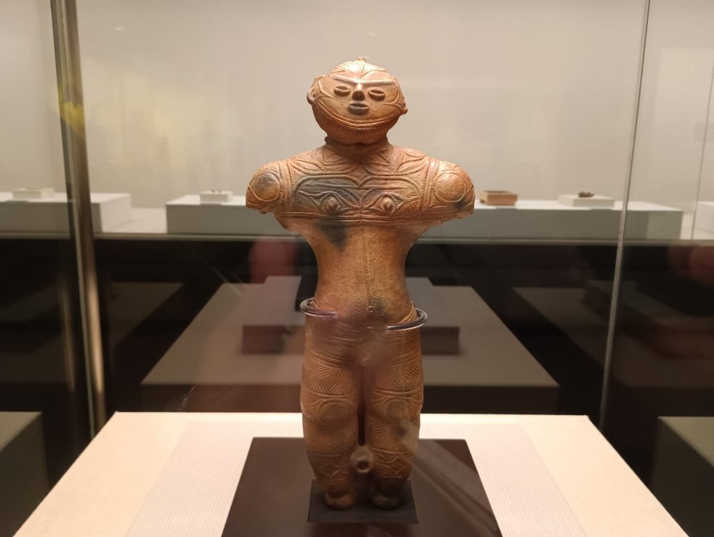 中空土偶【複製】　原資料：国宝　北海道立埋蔵文化財センター蔵　（11月1日～30日は函館市蔵の実物を展示）
