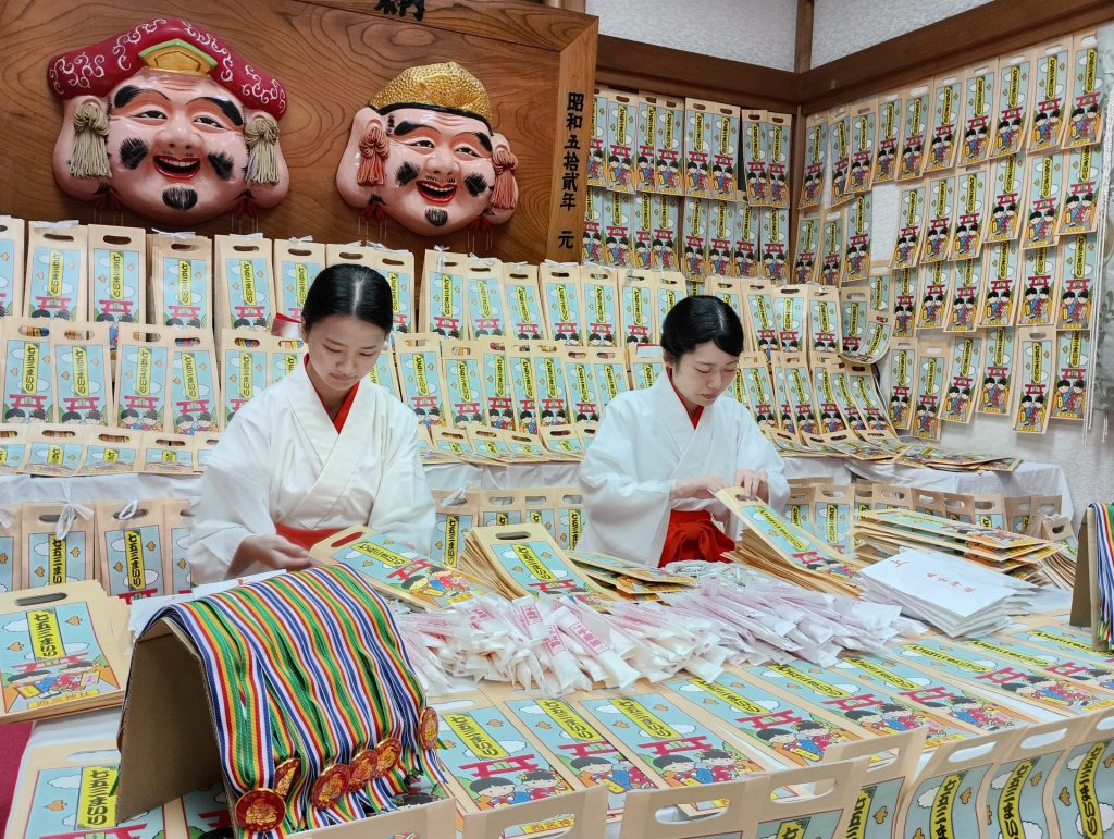 千歳あめなどを準備する巫女（西宮神社）