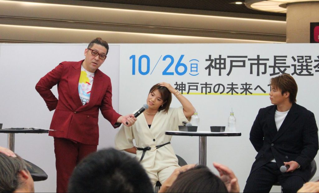 簡単なストレッチを紹介する阿部詩さん