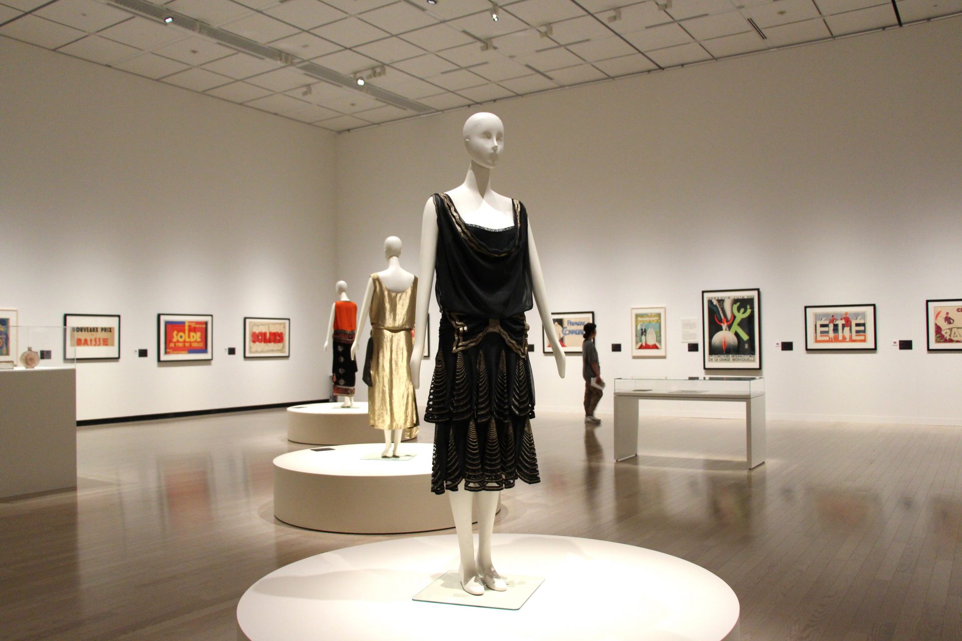 豪華ジュエリーにドレス、多彩なポスター、車まで！ 大阪中之島美術館