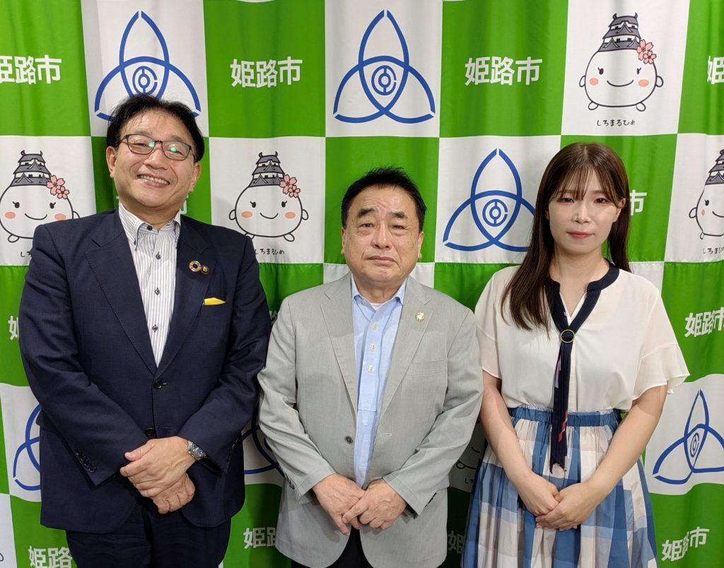 写真中央：株式会社大陸代表取締役社長　岡本一さん　左：パーソナリティの清元秀泰姫路市長　右：ナビゲーターの洲崎春花