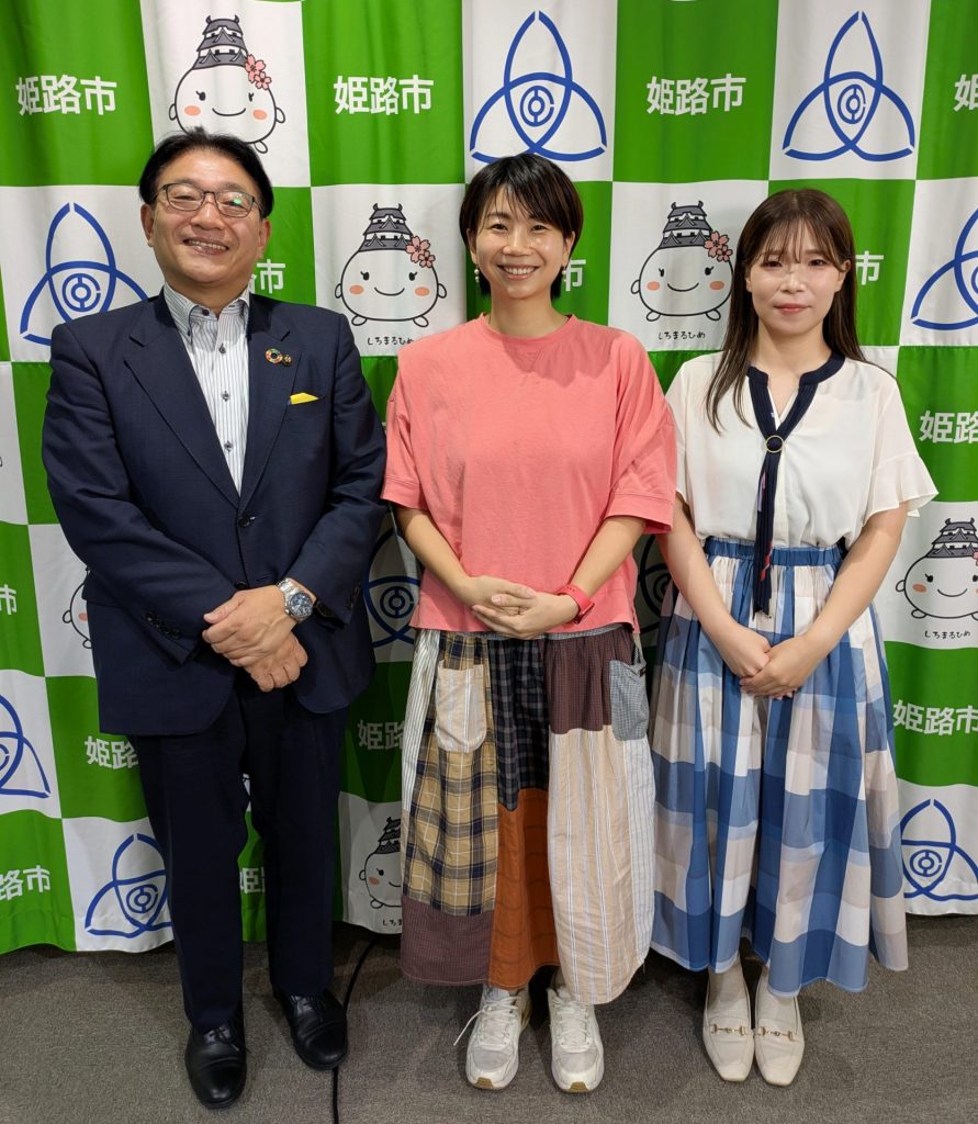 中央：株式会社ZAPPA代表取締役　野阪愛由さん　左：パーソナリティの清元秀泰姫路市長　右：ナビゲーターの洲崎春花