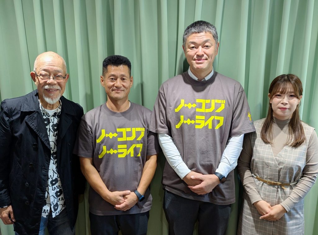 写真中央左：日高食品工業株式会社・代表取締役の河﨑廣信さん　中央右：専務取締役の八木義光さん　左：パーソナリティの谷五郎　右：アシスタントの洲崎春花