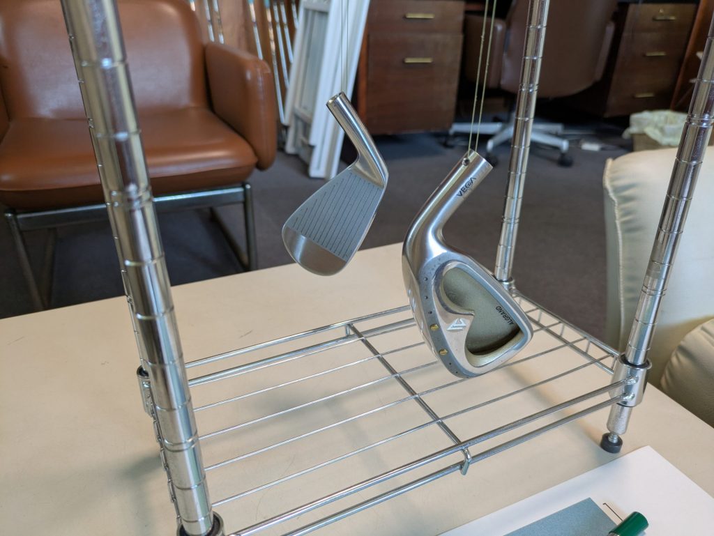 右：鋳造と鍛造の違いを知るための装置