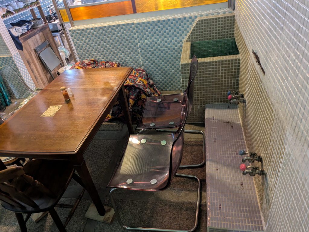 浴室でも食事を楽しむことが出来る