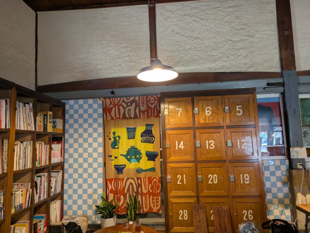 本棚として再利用されているロッカー