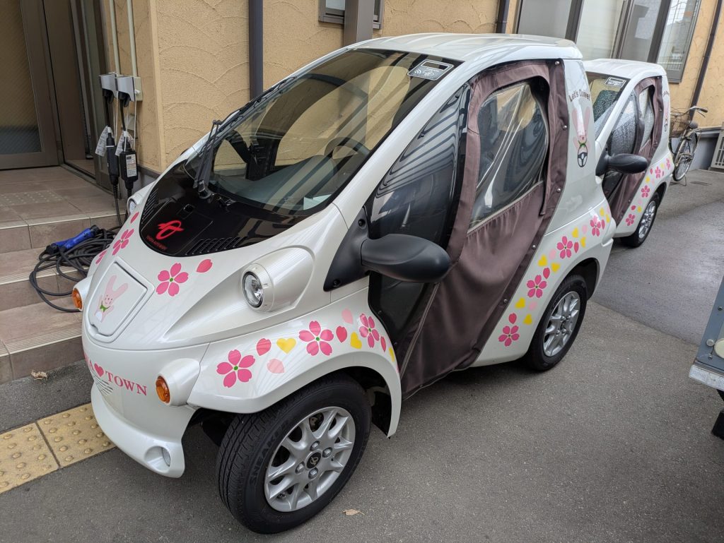 右：一人乗り小型電気自動車も借りることが出来る