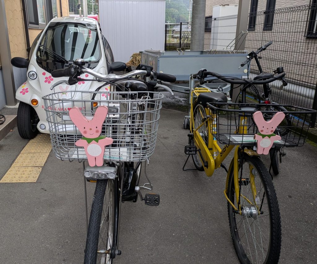 左：レンタサイクルは普通自転車と電動アシスト付きの二種