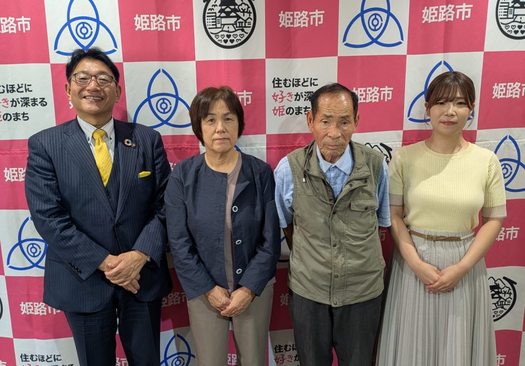 【写真中央右：農事組合法人安富ゆず組合の代表理事・横野正雄さん　中央左：同じく理事の中塚泉さん　左：パーソナリティの清元秀泰姫路市長　右：ナビゲーターの洲崎春花】