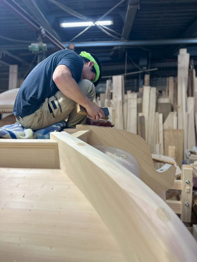 制作に取り組む河野さん　（提供：河野建設屋台製作所）