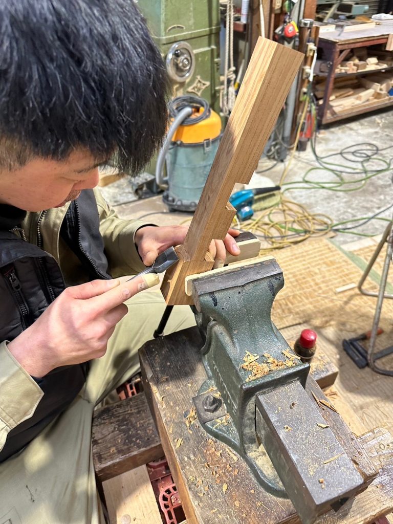 制作に取り組む河野さん　（提供：河野建設屋台製作所）