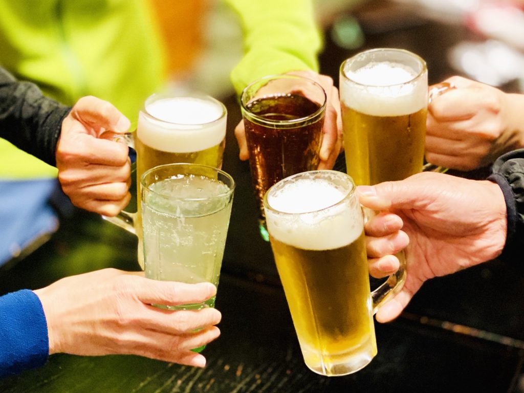 合コンでのあざとい行動（イメージ）