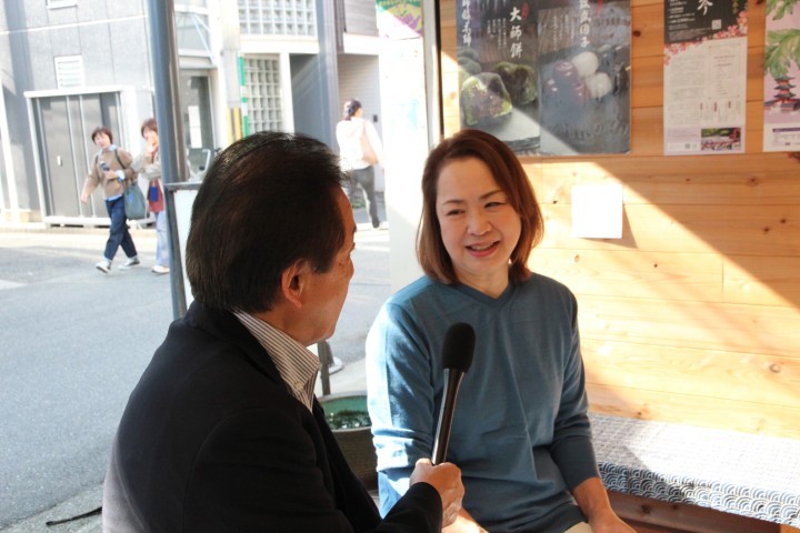 インタビューを受ける野瀬慶子さん