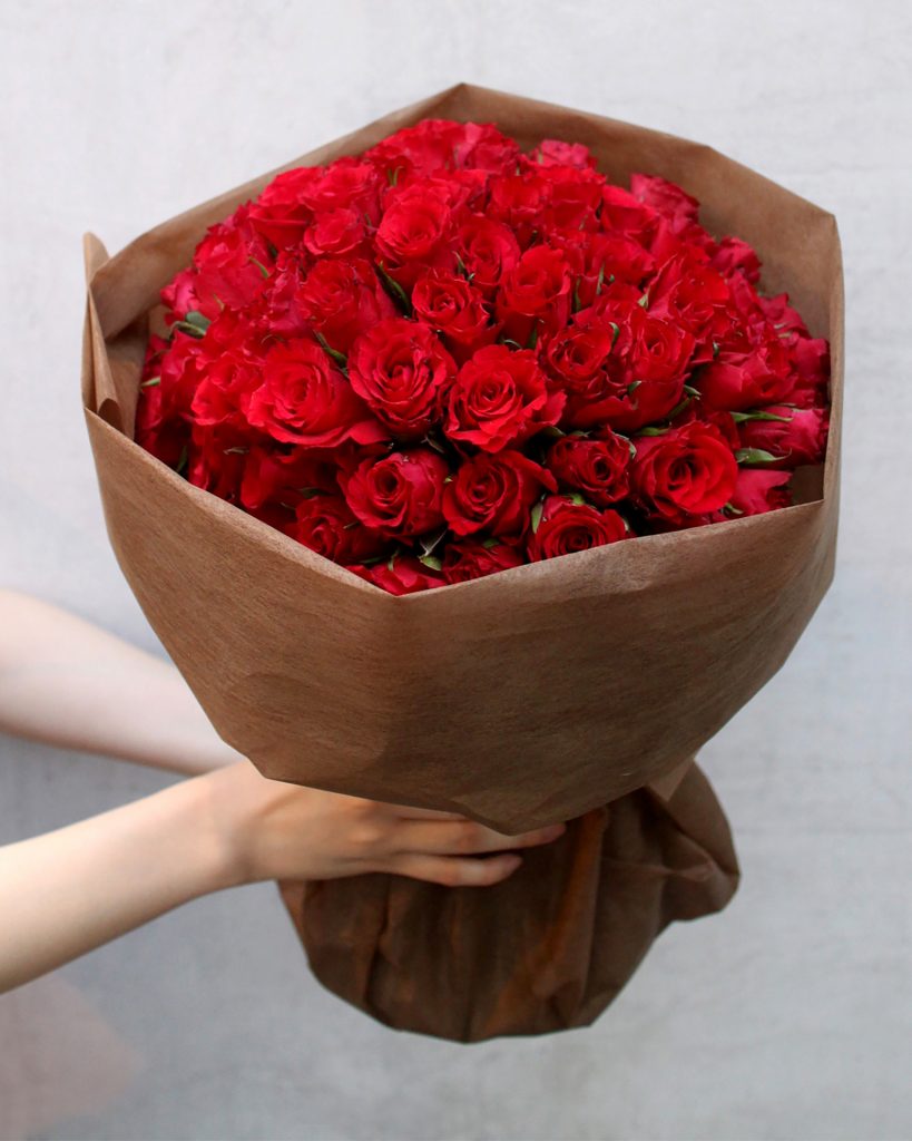 バラの花束でサプライズプレゼント