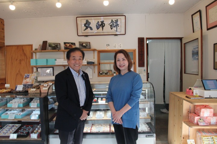 御菓子司大師餅本舗（神戸市須磨区）、代表の野瀬慶子さん（写真右）とラジオ関西パーソナリティの三上公也氏