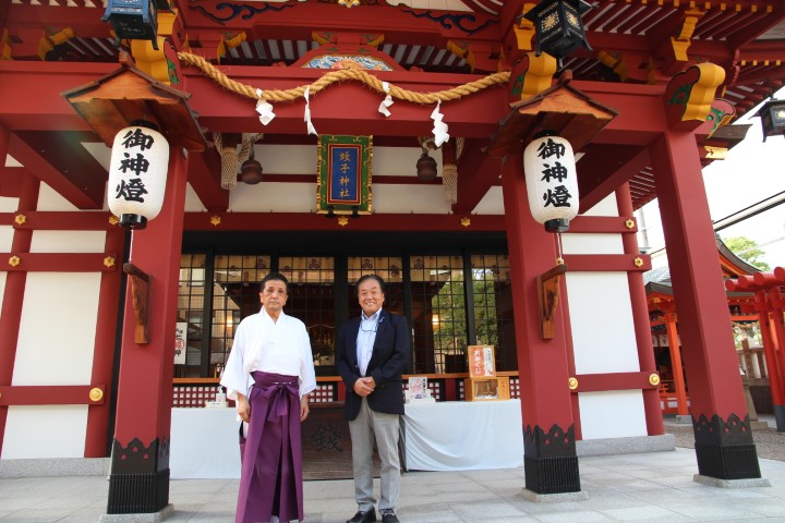 蛭子神社（神戸市兵庫区）の宮司、井上優さん（写真左）とラジオ関西パーソナリティの三上公也氏