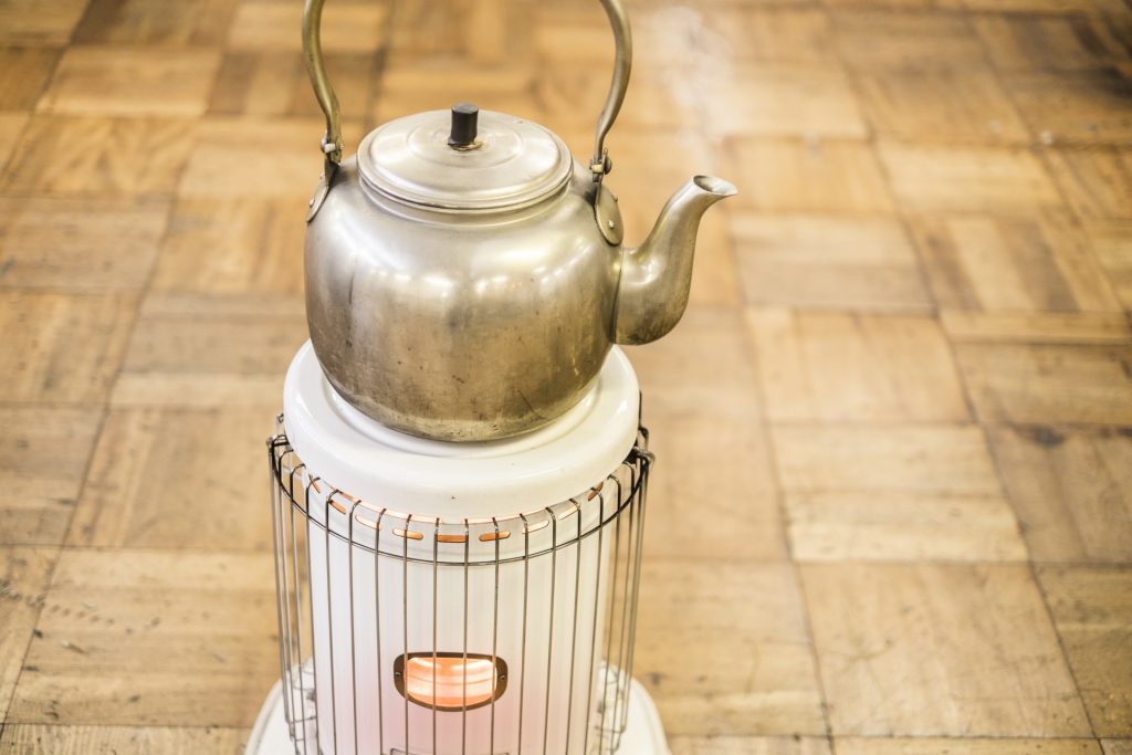 教室のストーブの上のやかん（イメージ）