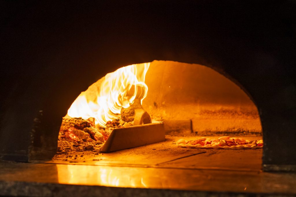ピザ窯　中の様子　提供：有限会社モリタフーヅプランニング