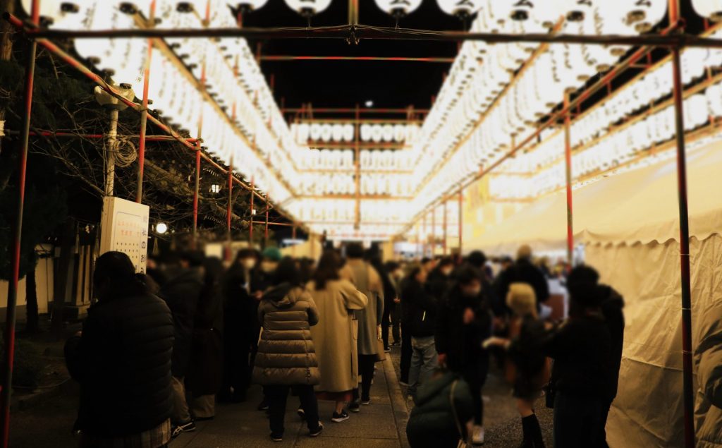 明るく灯る「正月提灯」 提供:播磨国総社射楯兵主神社