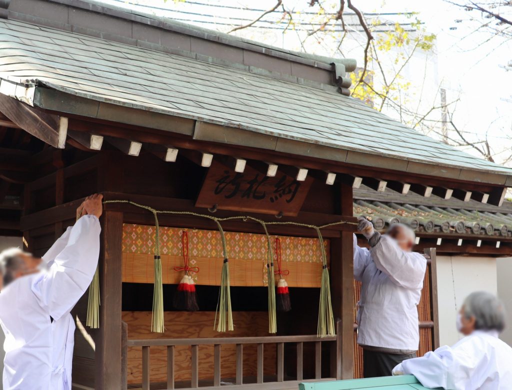 注連縄の張り替えの様子 提供:播磨国総社射楯兵主神社