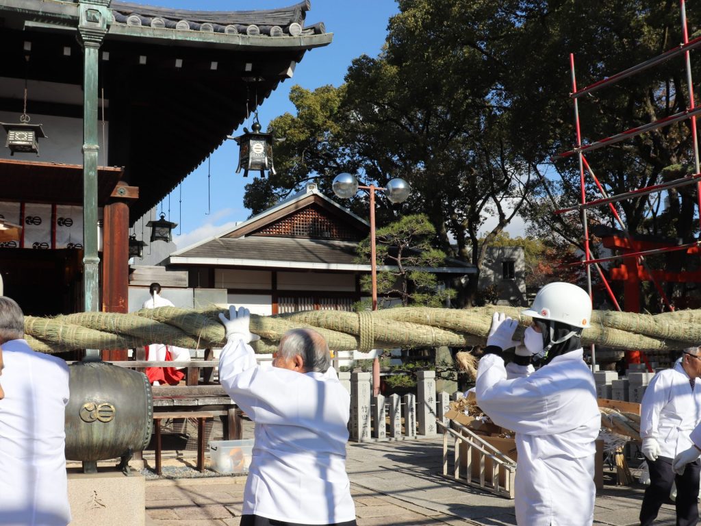 注連縄の張り替えの様子 提供:播磨国総社射楯兵主神社