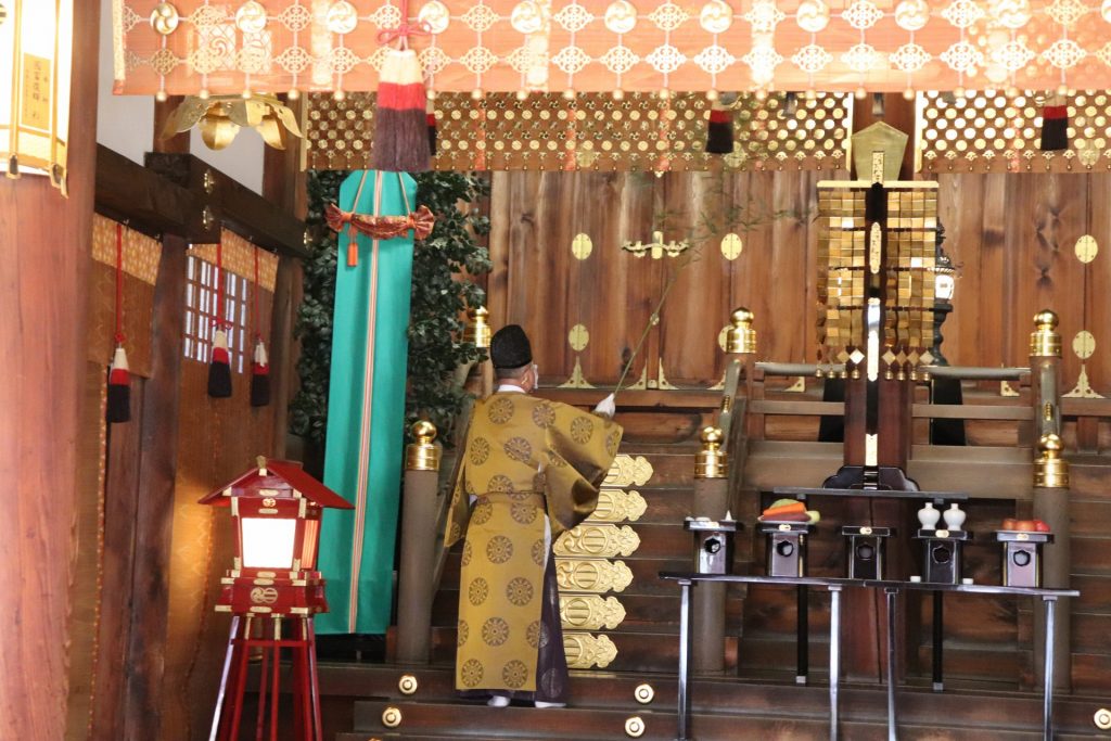 煤払いの前に行われる『御煤払奉告祭(おんすすはらいほうこくさい)』の様子　提供：播磨国総社射楯兵主神社