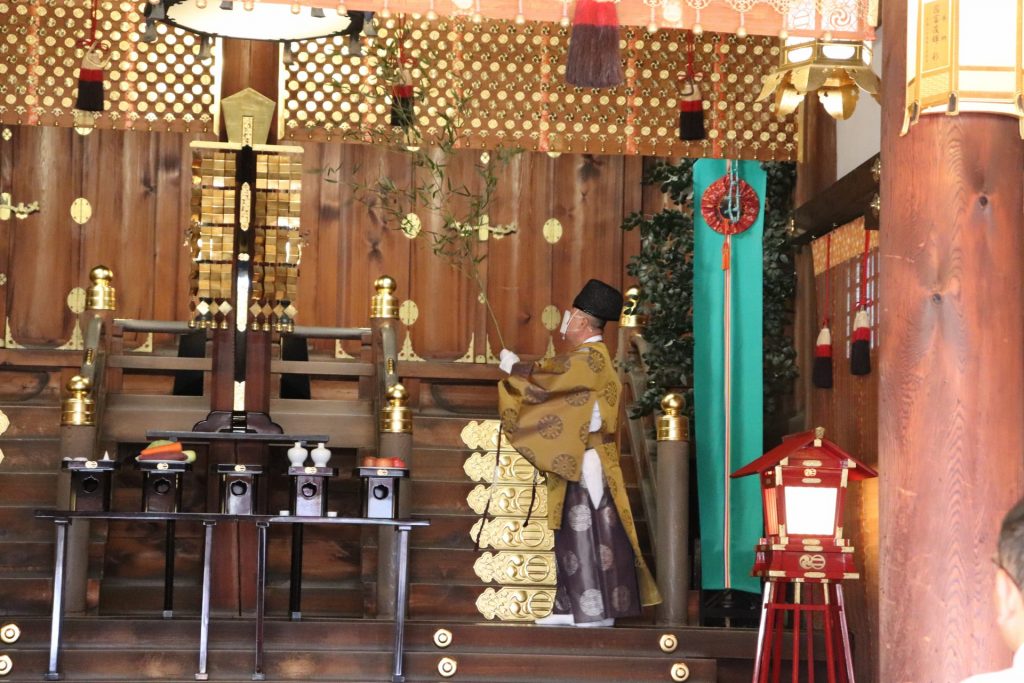 煤払いの前に行われる『御煤払奉告祭(おんすすはらいほうこくさい)』の様子 提供:播磨国総社射楯兵主神社