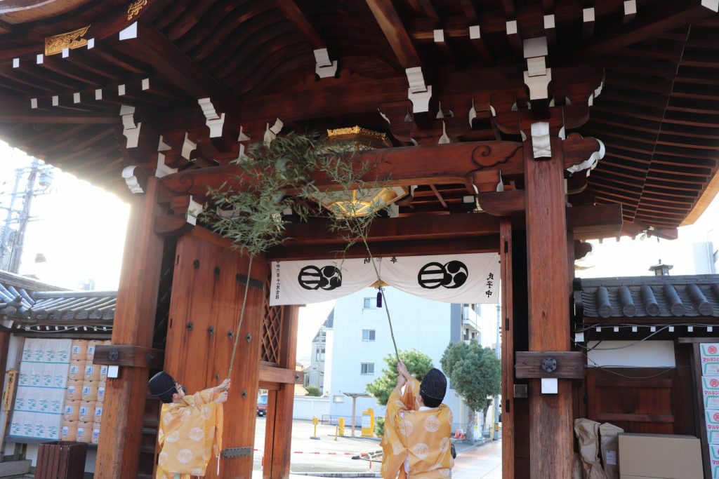 煤払いの前に行われる『御煤払奉告祭(おんすすはらいほうこくさい)』の様子　提供：播磨国総社射楯兵主神社