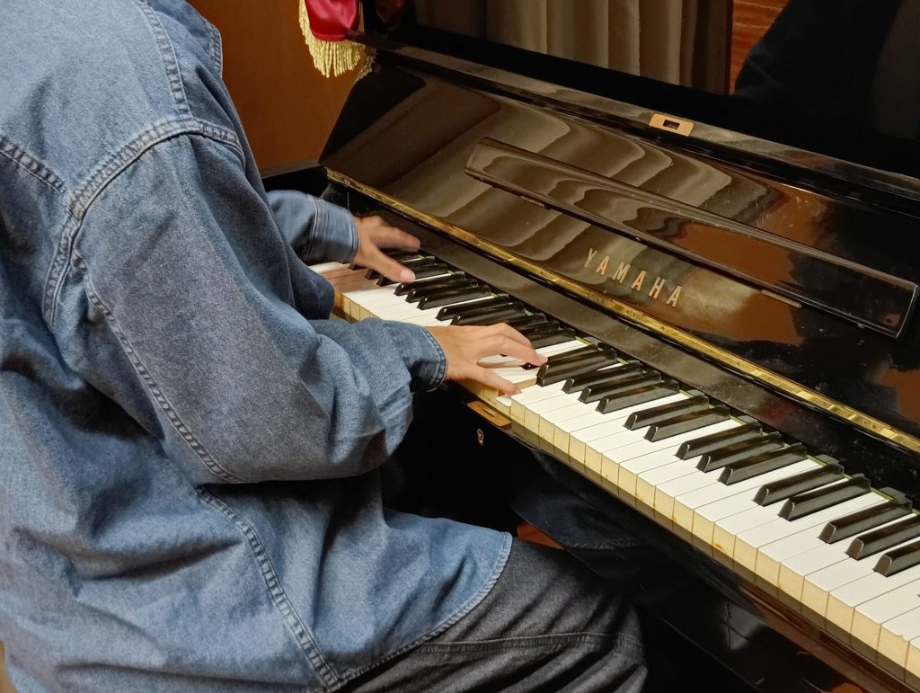 ピアノを弾く佐藤さん