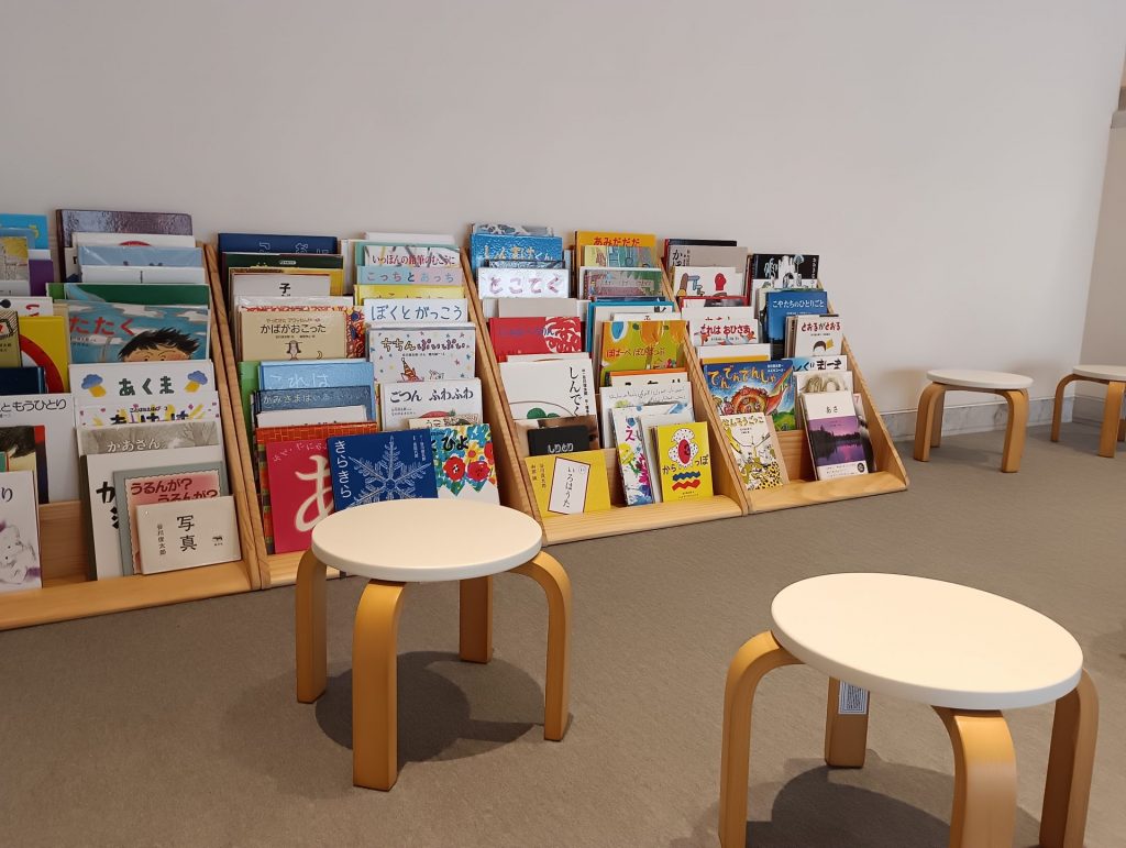 絵本を読めるコーナーも