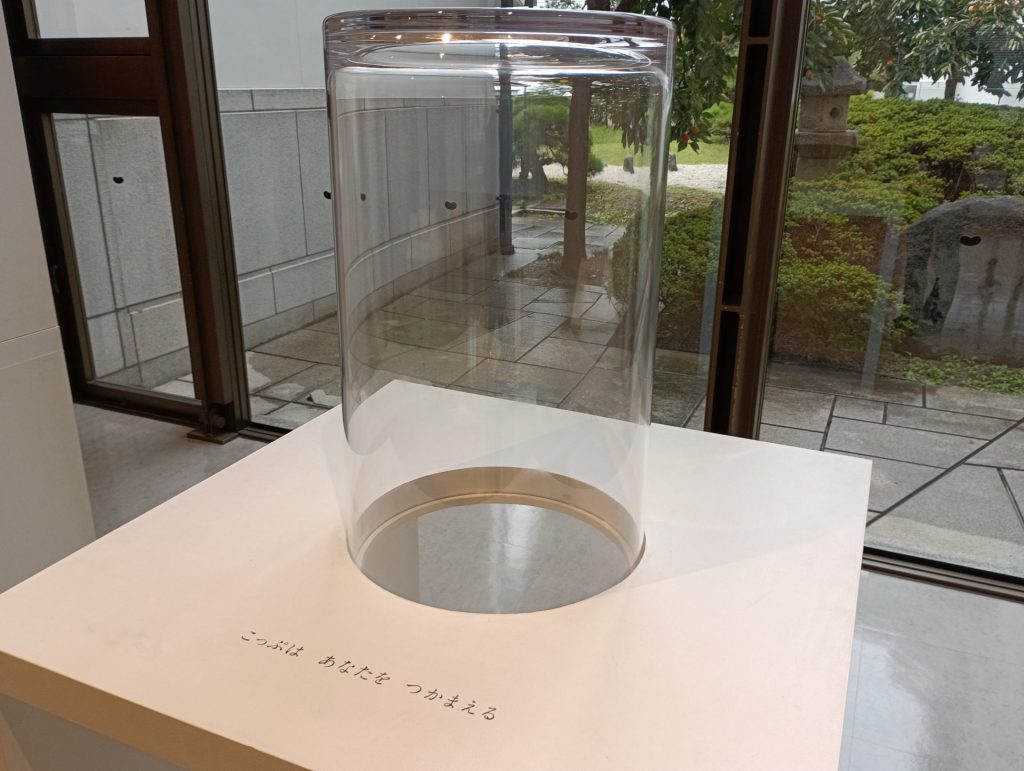 こっぷ』インスタレーション　「こっぷ」の中に頭を入れることができる