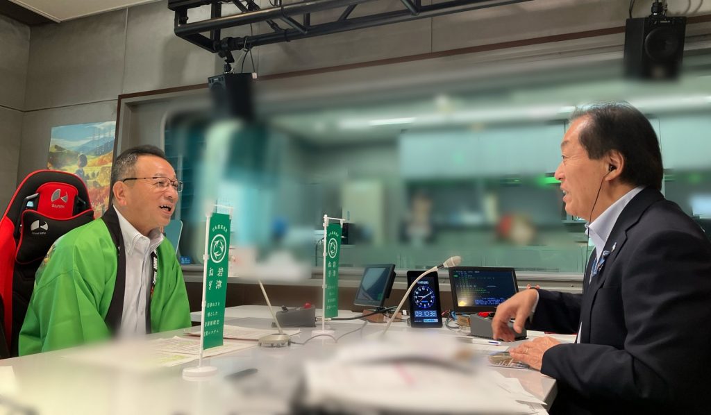 「安心して子育てできる環境を作っていきたい」人口減少や少子高齢化などの課題に対する市の政策について話す、朝来市の藤岡市長=左(ラジオ関西スタジオにて)