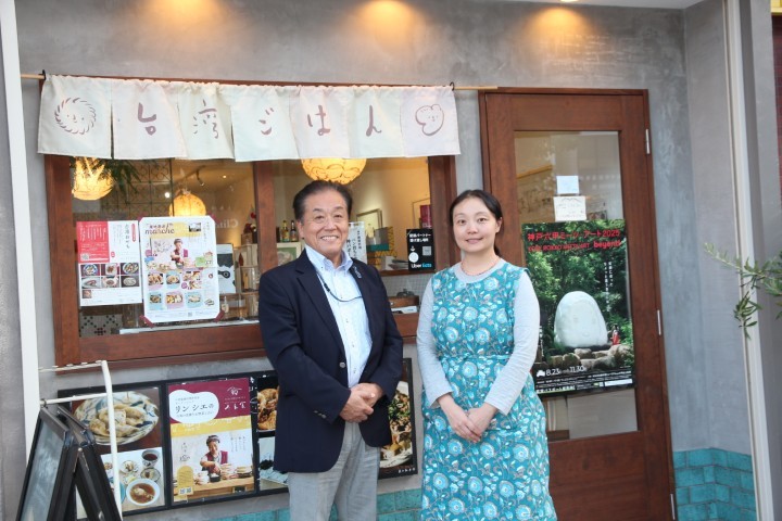 「小宇宙食堂」（神戸市灘区）の店主・林資穎さん（写真右）とラジオ関西パーソナリティの三上公也氏