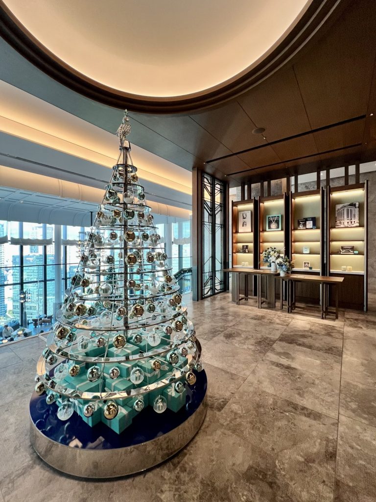 ウォルドーフ・アストリア大阪がティファニーとコラボした「ア・レガシー・オブ・エレガンス」ティファニーオーナメントツリー（撮影：すぎもとみさき）
