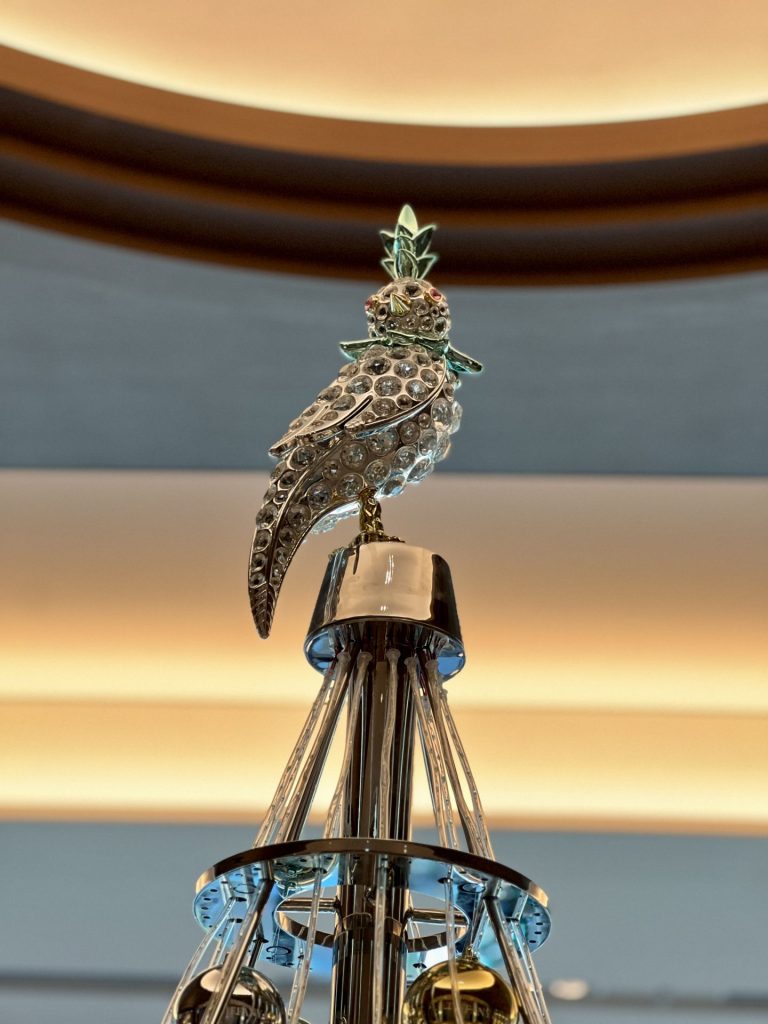 ウォルドーフ・アストリア大阪がティファニーとコラボした「ア・レガシー・オブ・エレガンス」ティファニーオーナメントツリー（撮影：すぎもとみさき）